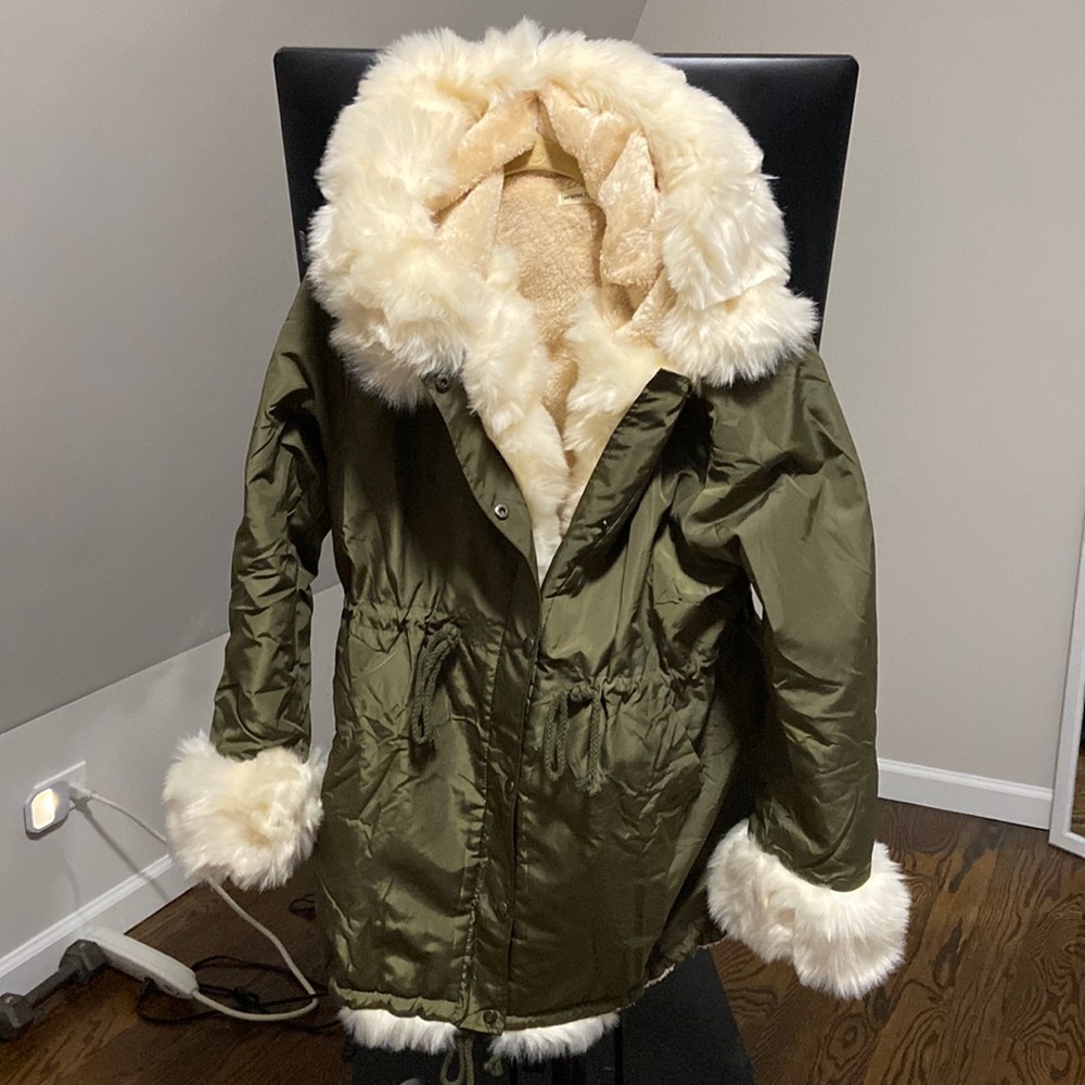 Khaki green button furry coat hooded